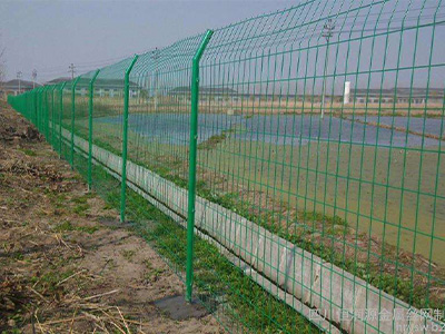 鐵絲網圍欄